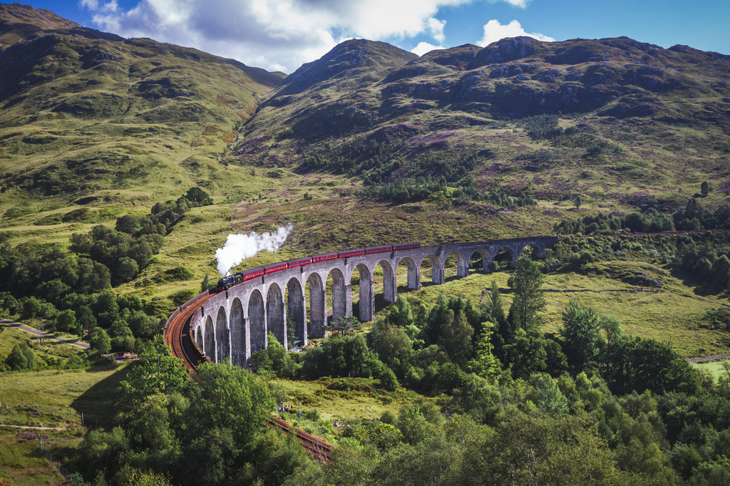Lais Puzzle - Glenfinnan Railway Viaduct in Schottland mit dem vorbeifahrenden Jacobite-Dampfzug - 2.000 Teile p-294786