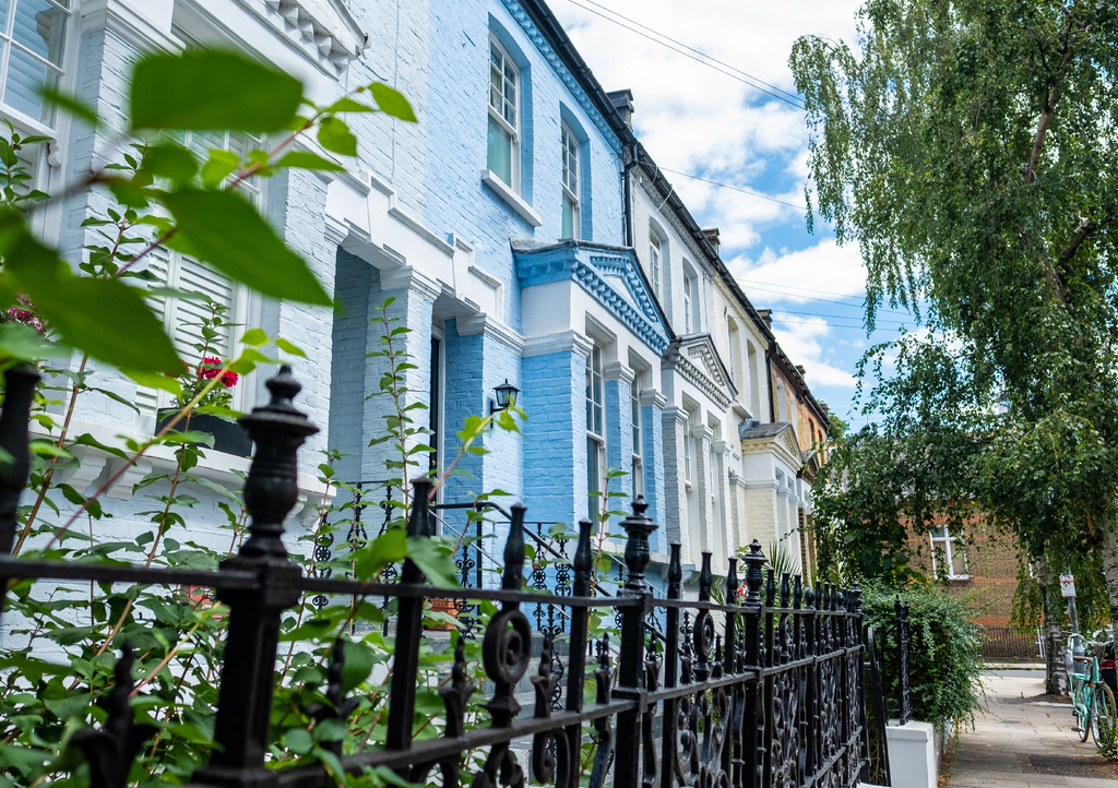 Lais Puzzle - Attraktive Wohnstraße mit großen Reihenhäusern im Londoner Stadtbezirk Kensington & Chelsea - 1.000 Teile p-294983