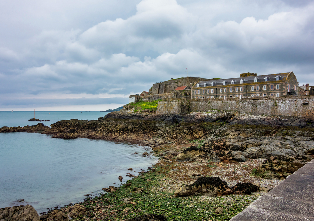 Lais Puzzle - Castle Cornet in Saint Peter Port, der Hauptstadt von Guernsey, der britischen Kronkolonie im Ärmelkanal - 1.000 Teile p-295133