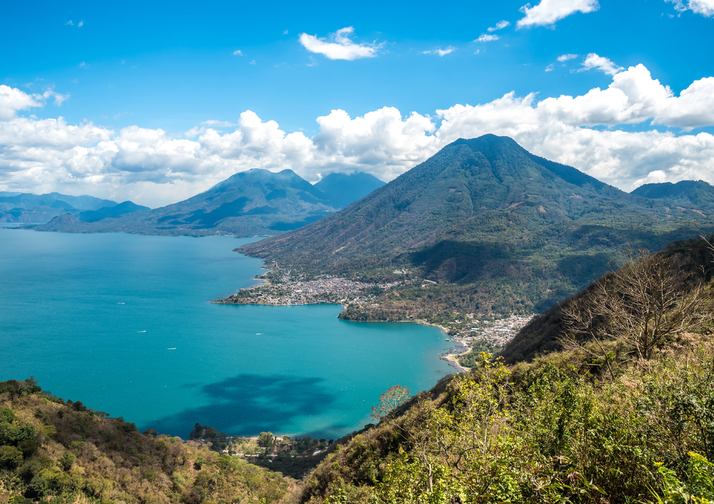Lais Puzzle - Aussichtspunkt am Atitlan See mit den drei Vulkanen San Pedro, Atitlan und Toliman - man sieht die kleinen Dörfer San Pedro und San Juan am See im Hochland von Guatemala - 1.000 Teile p-295475