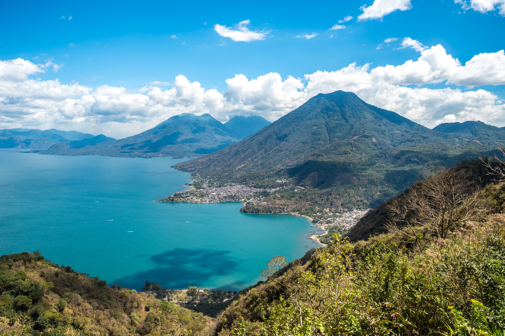Lais Puzzle - Aussichtspunkt am Atitlan See mit den drei Vulkanen San Pedro, Atitlan und Toliman - man sieht die kleinen Dörfer San Pedro und San Juan am See im Hochland von Guatemala - 2.000 Teile p-295476
