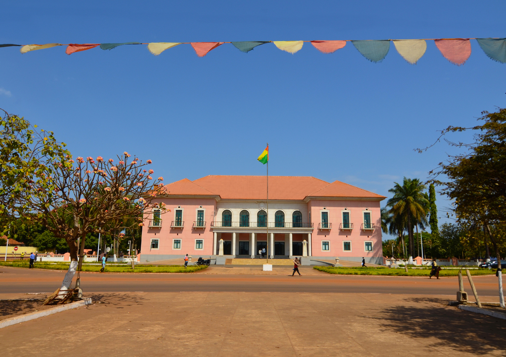 Lais Puzzle - Präsidentenpalast in der Hauptstadt von Guinea-Bissau - 1.000 Teile p-295589