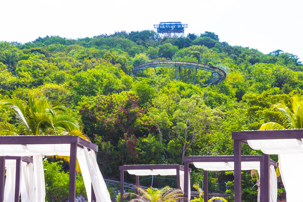 Lais Puzzle - Sommerrodelbahn auf der Insel Labadee in Haiti an einem sonnigen Tag - 2.000 Teile p-295626