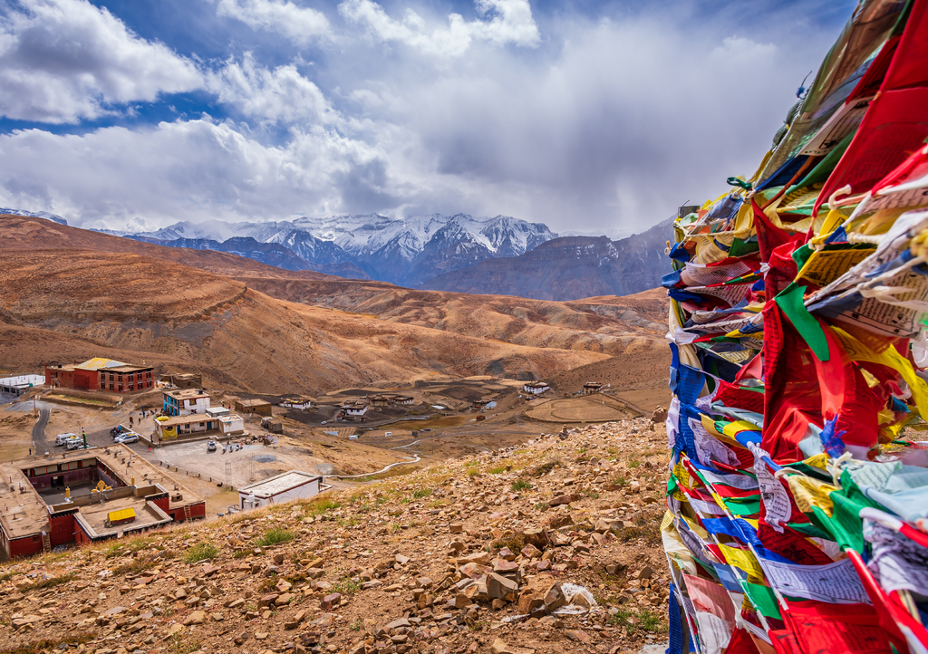 Lais Puzzle - Bunte Gebetsfahnen wehen im Wind mit dem Dorf Komic in den Himalaya-Bergen im Hintergrund im Spiti-Tal in Himachal Pradesh, Indien - 1.000 Teile p-296309