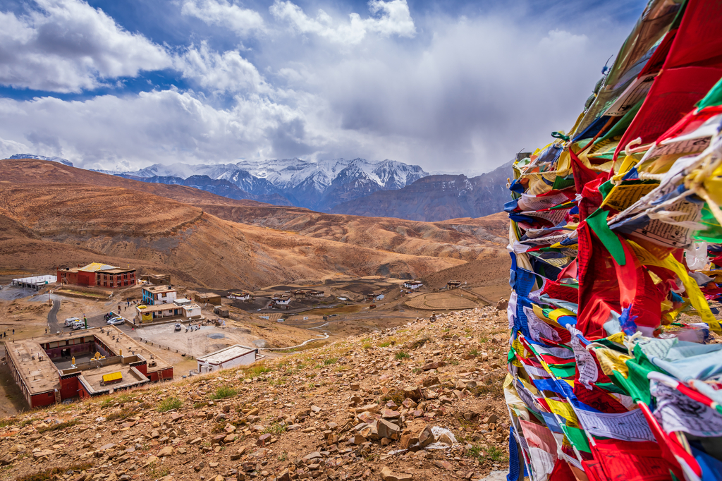 Lais Puzzle - Bunte Gebetsfahnen wehen im Wind mit dem Dorf Komic in den Himalaya-Bergen im Hintergrund im Spiti-Tal in Himachal Pradesh, Indien - 2.000 Teile p-296310