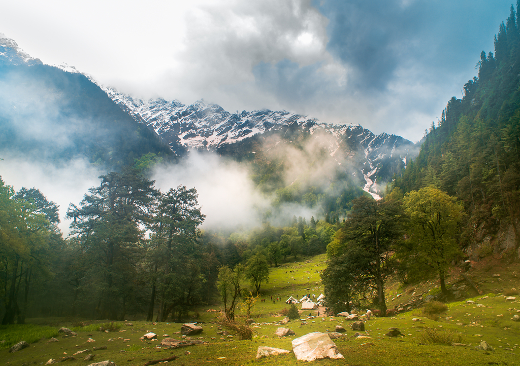 Lais Puzzle - Landschaft in den Bergen. Wandercampingplatz im malerischen Tal im Schoß des Himalaya-Bergwaldes, Himachal Pradesh, Indien - 1.000 Teile p-296321