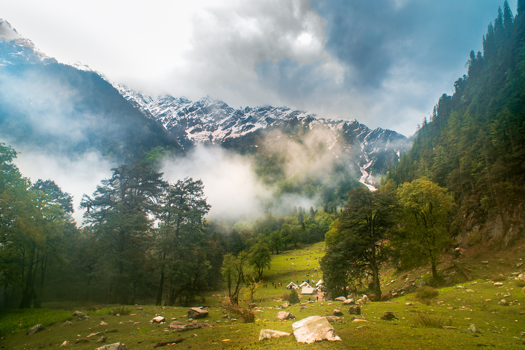 Lais Puzzle - Landschaft in den Bergen. Wandercampingplatz im malerischen Tal im Schoß des Himalaya-Bergwaldes, Himachal Pradesh, Indien - 2.000 Teile p-296322