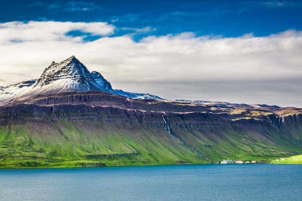 Lais Puzzle - Vulkanischer Berg über einem Fjord, Island - 2.000 Teile p-297594
