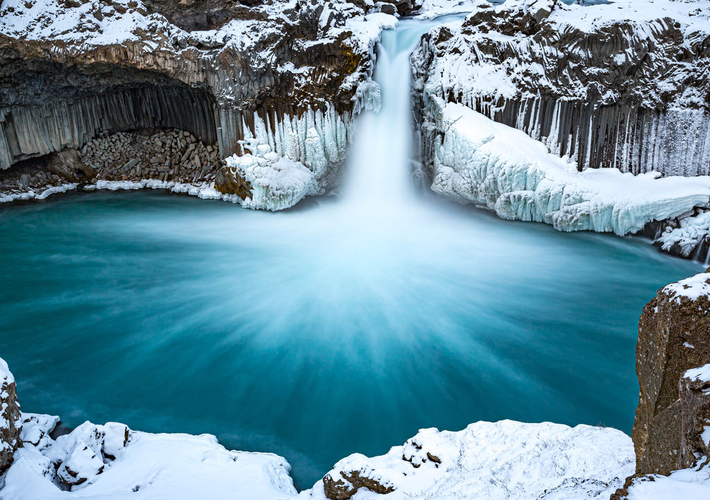 Lais Puzzle - Weiche, langsame Verschlusszeit sorgt für verschwommenes Wasser am Aldeyjarfoss-Wasserfall - 1.000 Teile p-297875