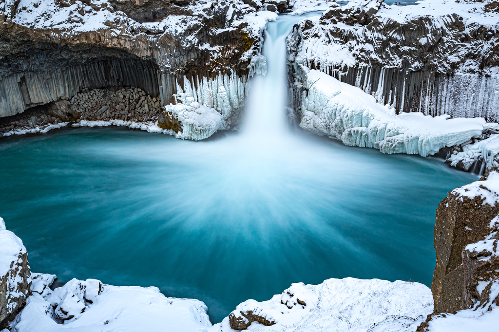 Lais Puzzle - Weiche, langsame Verschlusszeit sorgt für verschwommenes Wasser am Aldeyjarfoss-Wasserfall - 2.000 Teile p-297876