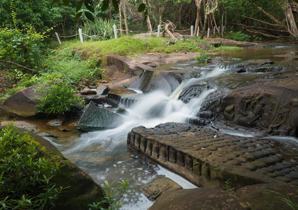 Lais Puzzle - Die Kulisse des Kbal Spean, des geheimnisvollen Wasserfalls im Kulen-Gebirge des alten Khmer-Reiches in der Provinz Siem Reap in Kambodscha - 1.000 Teile p-300737