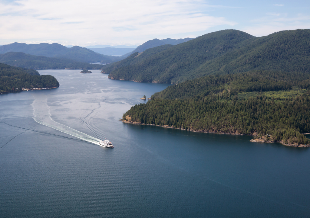 Lais Puzzle - Fähre auf der Fahrt zwischen den Inseln an einem sonnigen Sommertag. Aufgenommen in Sunshine Coast, BC, Kanada - 1.000 Teile p-301271