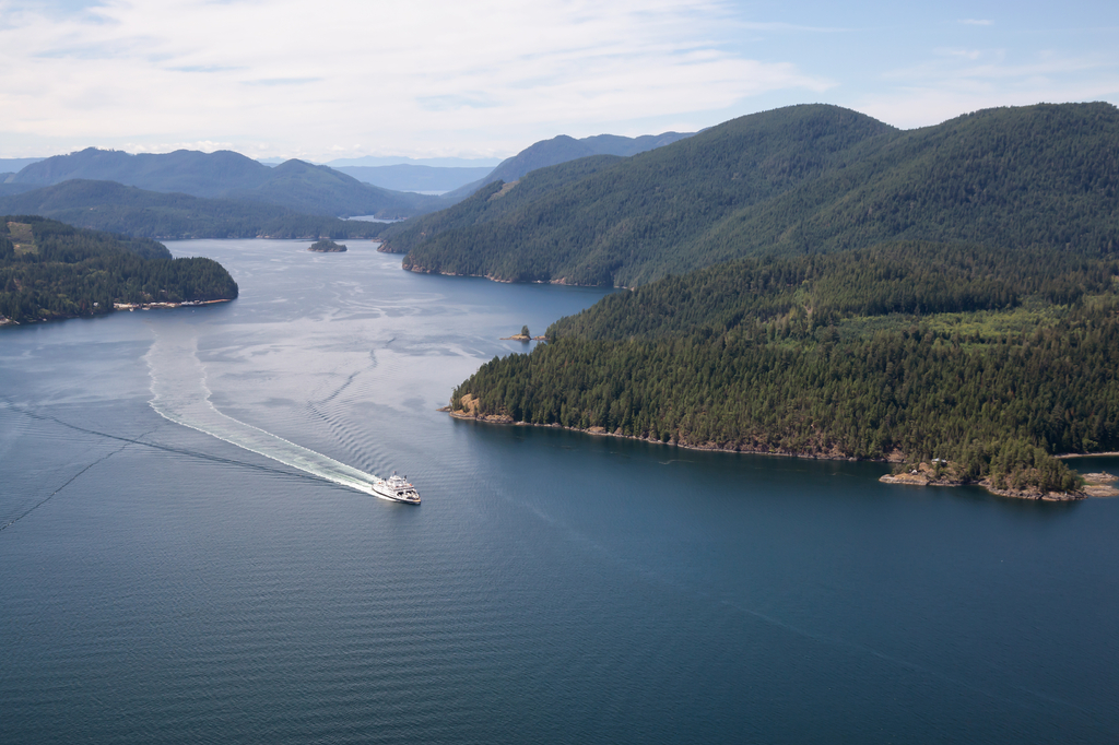 Lais Puzzle - Fähre auf der Fahrt zwischen den Inseln an einem sonnigen Sommertag. Aufgenommen in Sunshine Coast, BC, Kanada - 2.000 Teile p-301272