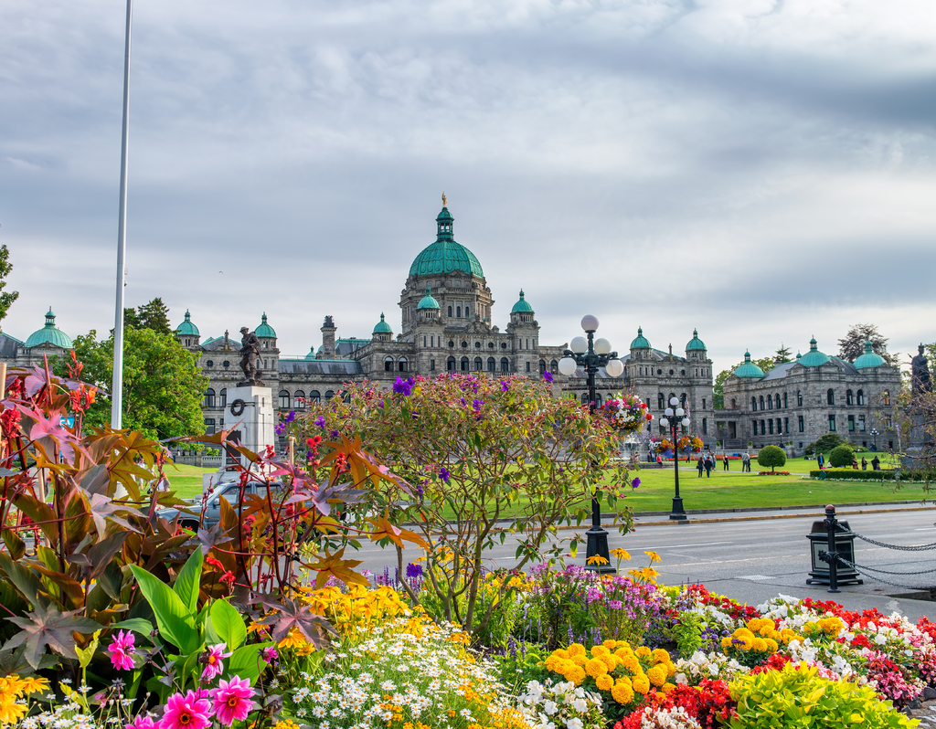 Lais Puzzle - Gesetzgebende Versammlung von British Columbia. Parlamentarische Gärten mit Blumen, Vancouver Island - 40, 100, 200, 500, 1.000 & 2.000 Teile p-302041