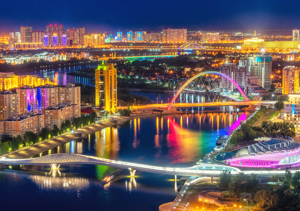 Lais Puzzle - Astana, Kasachstan, Nachtansicht der beleuchteten Hauptstadt von Kasachstan - 1.000 Teile p-302399