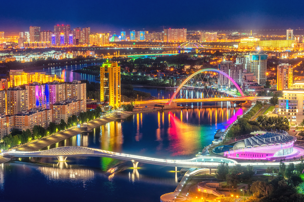 Lais Puzzle - Astana, Kasachstan, Nachtansicht der beleuchteten Hauptstadt von Kasachstan - 2.000 Teile p-302400