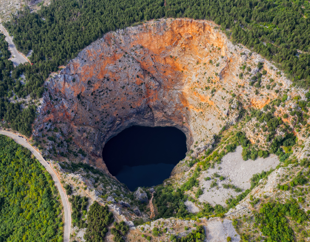 Lais Puzzle - Roter See kroatisch: Crveno jezero ist eine Einsturzdoline, die einen Karstsee in der Nähe von Imotski, Kroatien, enthält. Er ist 530 Meter tief. - 40, 100, 200, 500, 1.000 & 2.000 Teile p-303001