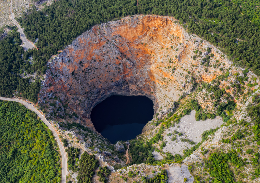 Lais Puzzle - Roter See kroatisch: Crveno jezero ist eine Einsturzdoline, die einen Karstsee in der Nähe von Imotski, Kroatien, enthält. Er ist 530 Meter tief. - 1.000 Teile p-303005