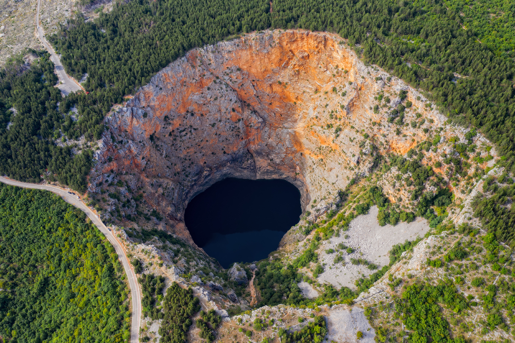Lais Puzzle - Roter See kroatisch: Crveno jezero ist eine Einsturzdoline, die einen Karstsee in der Nähe von Imotski, Kroatien, enthält. Er ist 530 Meter tief. - 2.000 Teile p-303006