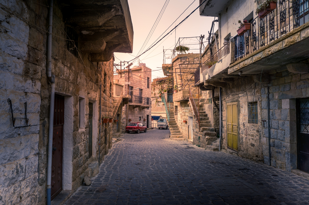 Lais Puzzle - Kopfsteinpflasterstraße in einer antiken Stadt im Hochland des Libanon - 2.000 Teile p-303708