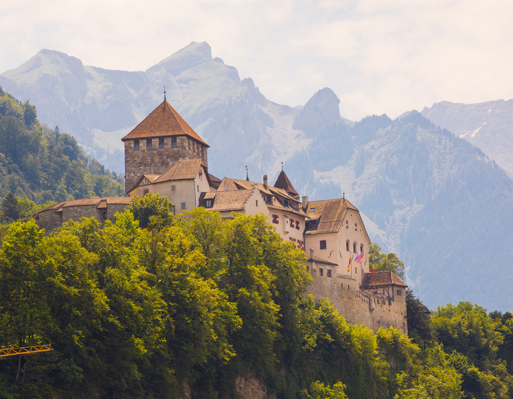 Lais Puzzle - Schloss Liechtenstein, umgeben von den Alpen - 40, 100, 200, 500, 1.000 & 2.000 Teile p-303823