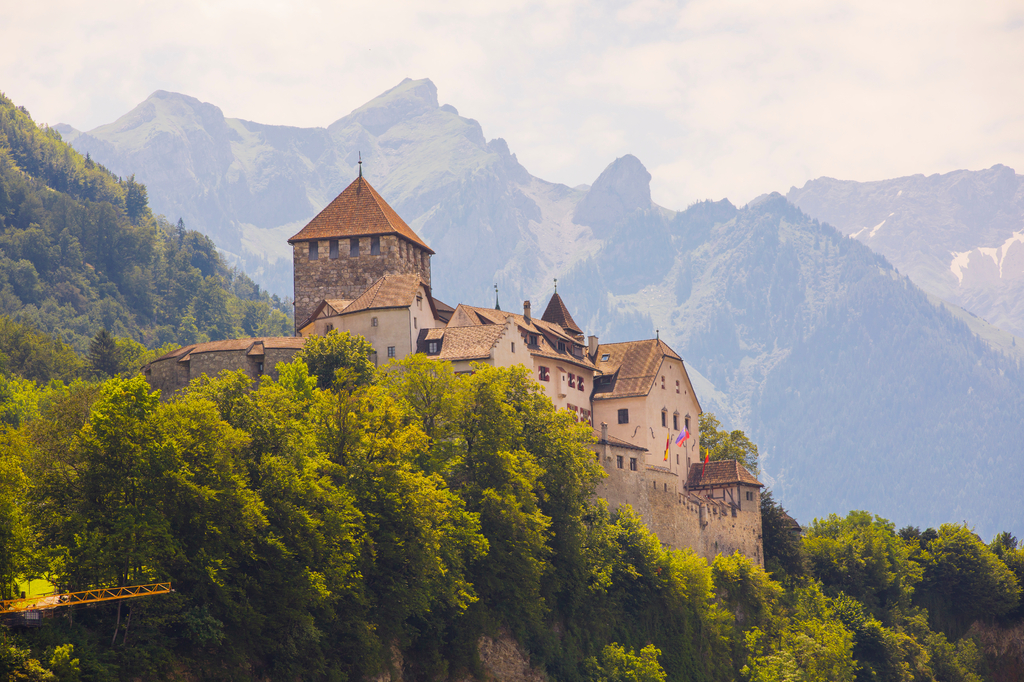Lais Puzzle - Schloss Liechtenstein, umgeben von den Alpen - 2.000 Teile p-303828