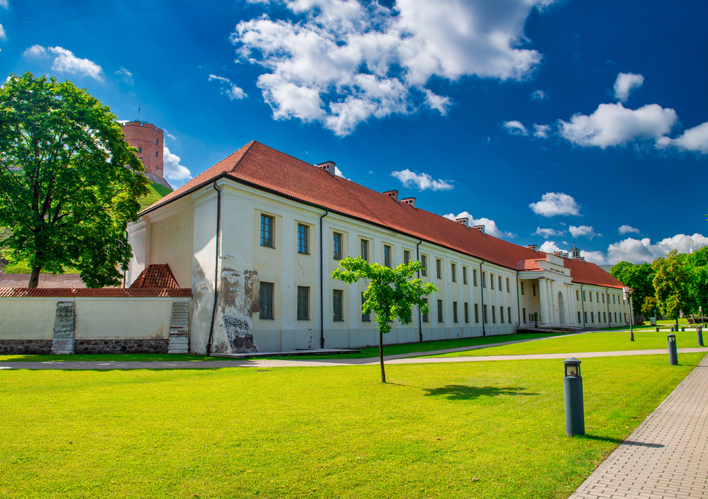Lais Puzzle - Nationalmuseum von Litauen in Vilnius an einem klaren sonnigen Tag - 1.000 Teile p-303941