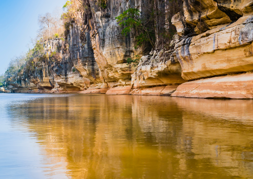 Lais Puzzle - Beeindruckende Steinformationen, die sich im Manambolo-Fluss spiegeln, Tsingy de Bemaraha Strict Nature Reserve, Madagaskar - 1.000 Teile p-304103