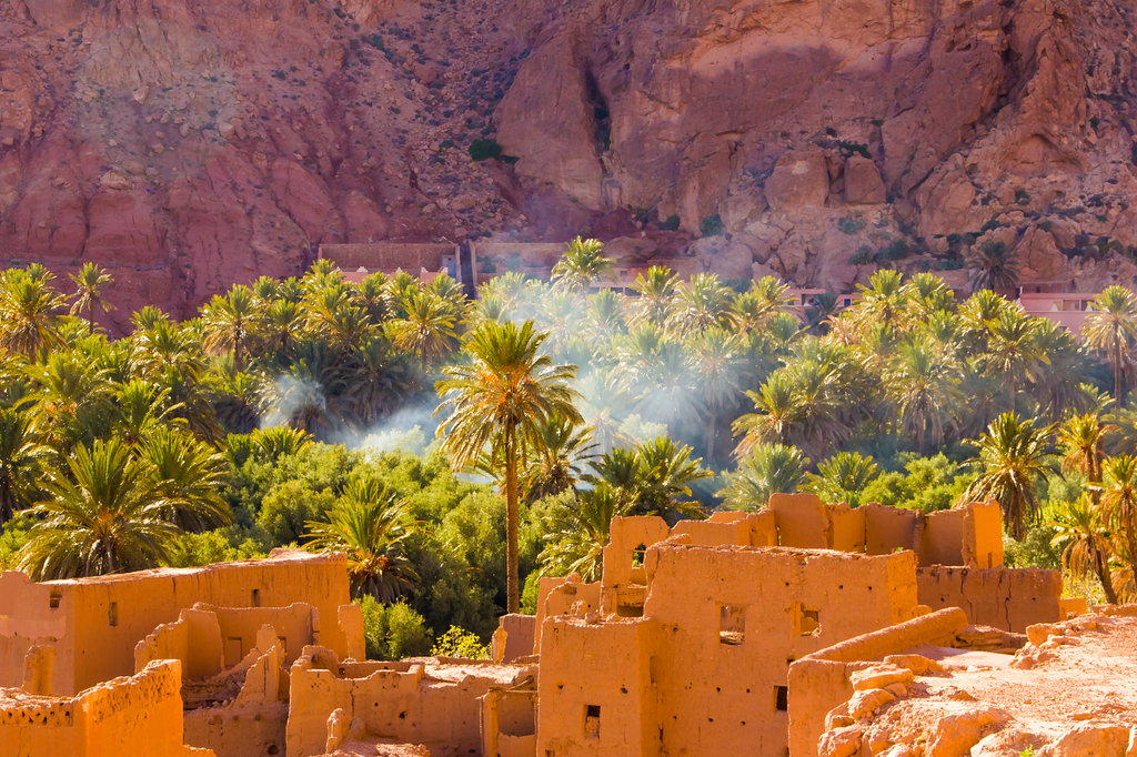 Lais Puzzle - Die alte marokkanische Stadt bei Tinghir mit alten Kasbahs und hohem Atlasgebirge im Hintergrund, Tinghir, Marokko in Afrika - 2.000 Teile p-304674