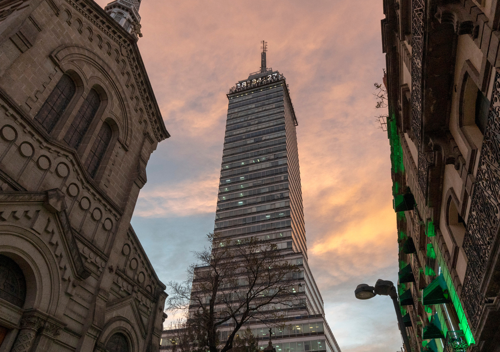 Lais Puzzle - Lateinamerikanischer Turm Mexiko-Stadt bei Sonnenuntergang - 1.000 Teile p-305303