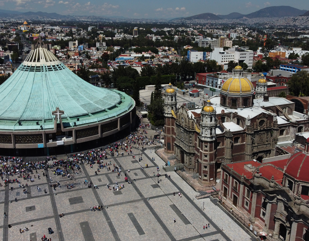 Lais Puzzle - Basilika Virgin of Guadalupe mit vielen Besuchern an einem sonnigen Wochenende in Mexiko-Stadt, Mexiko - 40, 100, 200, 500, 1.000 & 2.000 Teile p-305785
