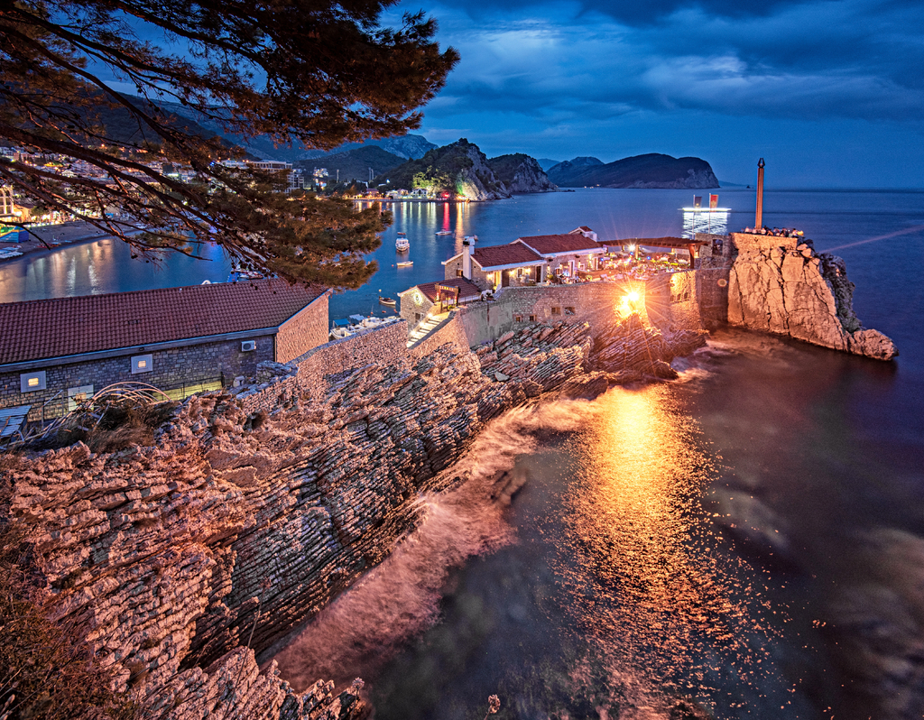 Lais Puzzle - Nächtlicher Blick auf Petrovac, Montenegro - 40, 100, 200, 500, 1.000 & 2.000 Teile p-306151