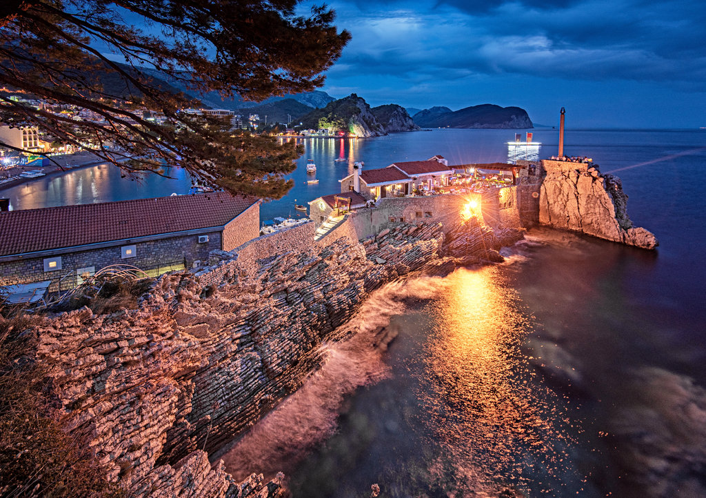 Lais Puzzle - Nächtlicher Blick auf Petrovac, Montenegro - 1.000 Teile p-306155