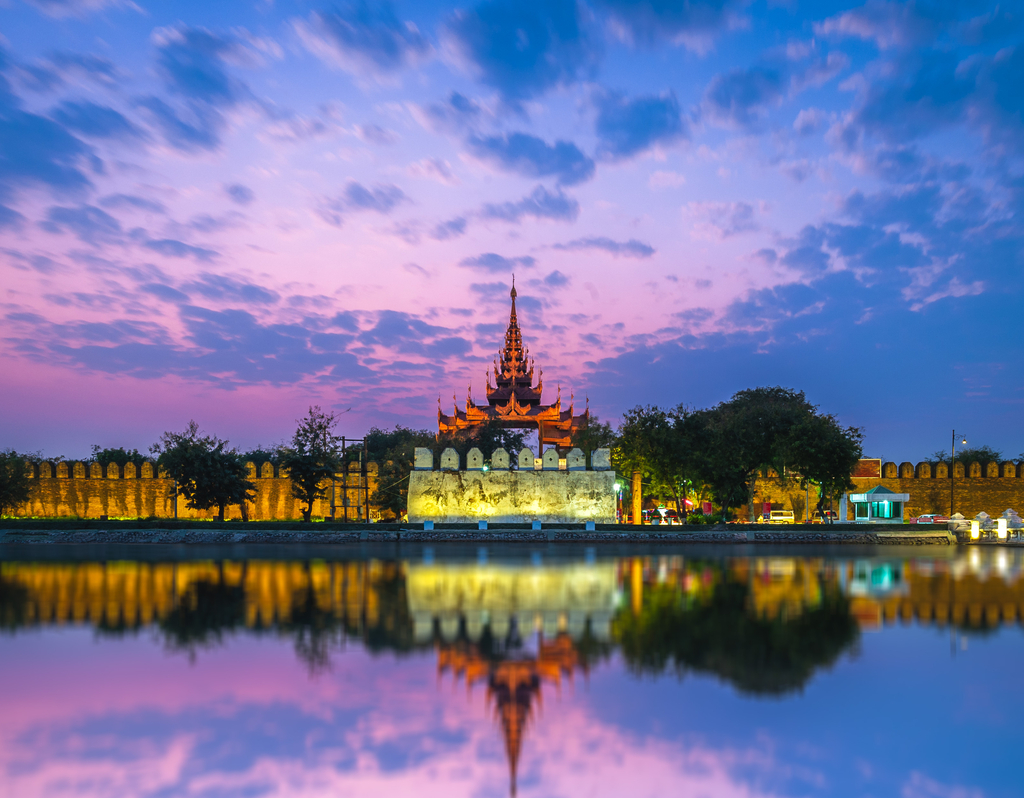 Lais Puzzle - Nachtansicht des Mandalay-Palastes in Myanmar - 40, 100, 200, 500, 1.000 & 2.000 Teile p-306319