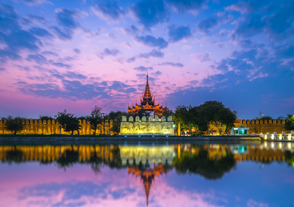 Lais Puzzle - Nachtansicht des Mandalay-Palastes in Myanmar - 1.000 Teile p-306323