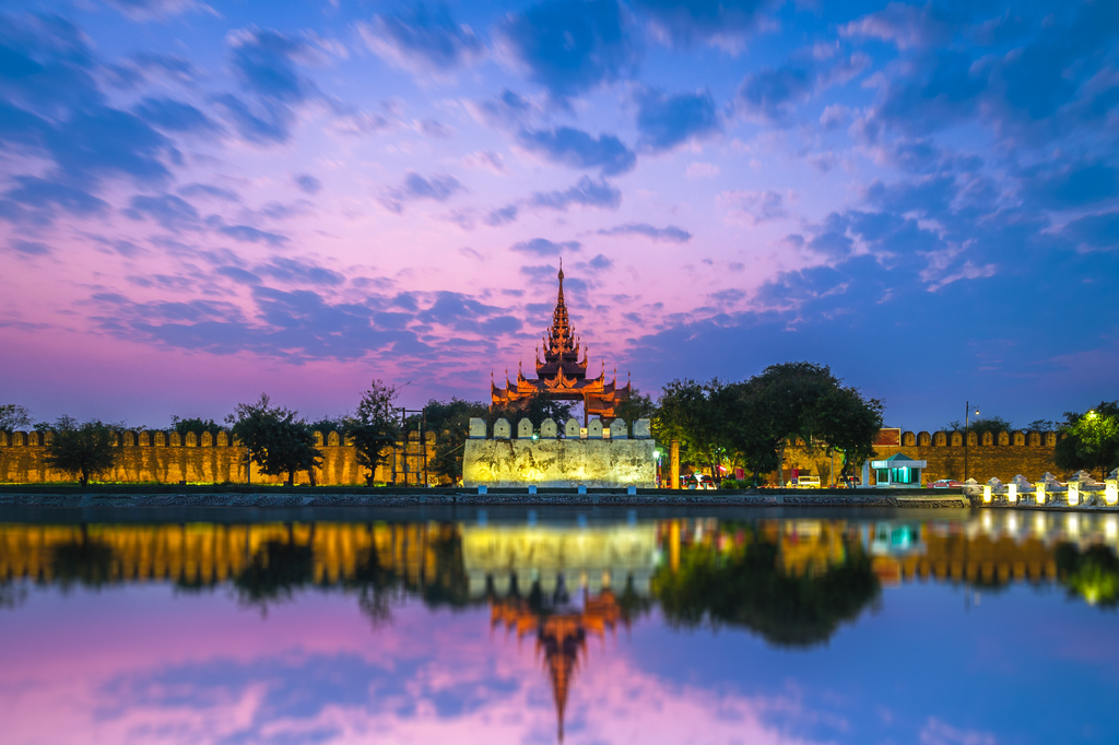 Lais Puzzle - Nachtansicht des Mandalay-Palastes in Myanmar - 2.000 Teile p-306324