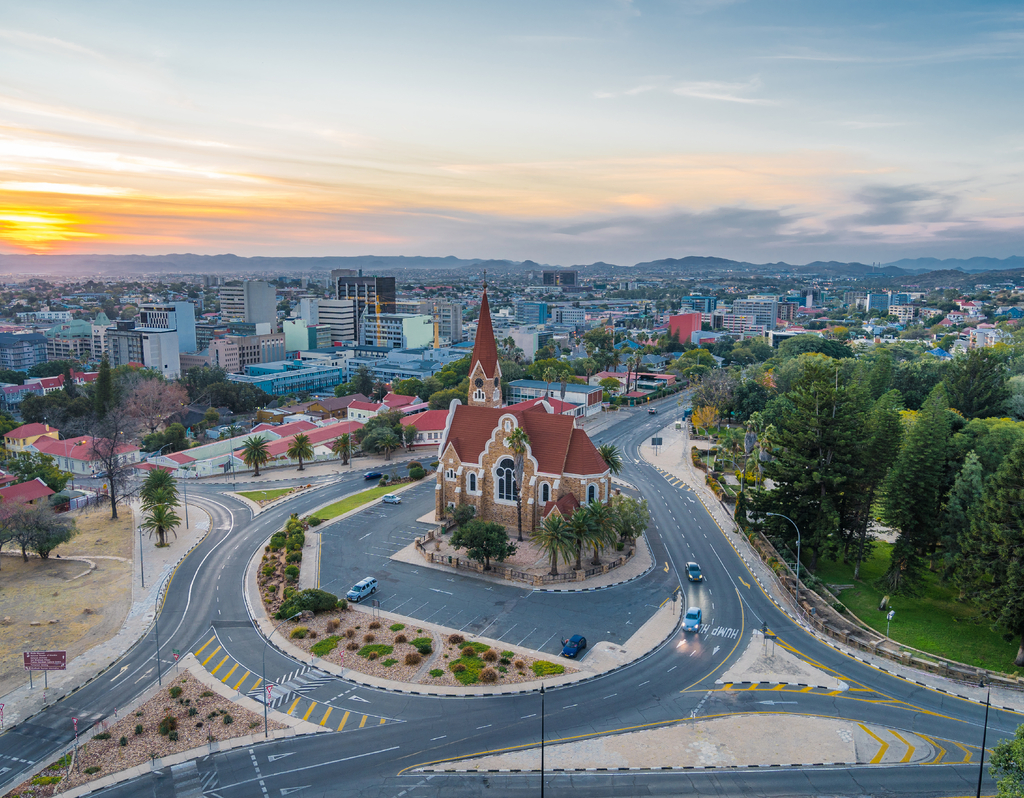 Lais Puzzle - Luftaufnahme des historischen Wahrzeichens, der Christuskirche, bei Sonnenuntergang in Windhoek, der Hauptstadt und größten Stadt Namibias - 40, 100, 200, 500, 1.000 & 2.000 Teile p-306679