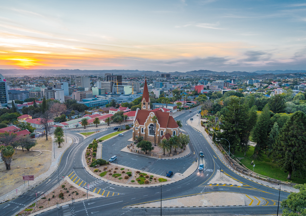 Lais Puzzle - Luftaufnahme des historischen Wahrzeichens, der Christuskirche, bei Sonnenuntergang in Windhoek, der Hauptstadt und größten Stadt Namibias - 1.000 Teile p-306683