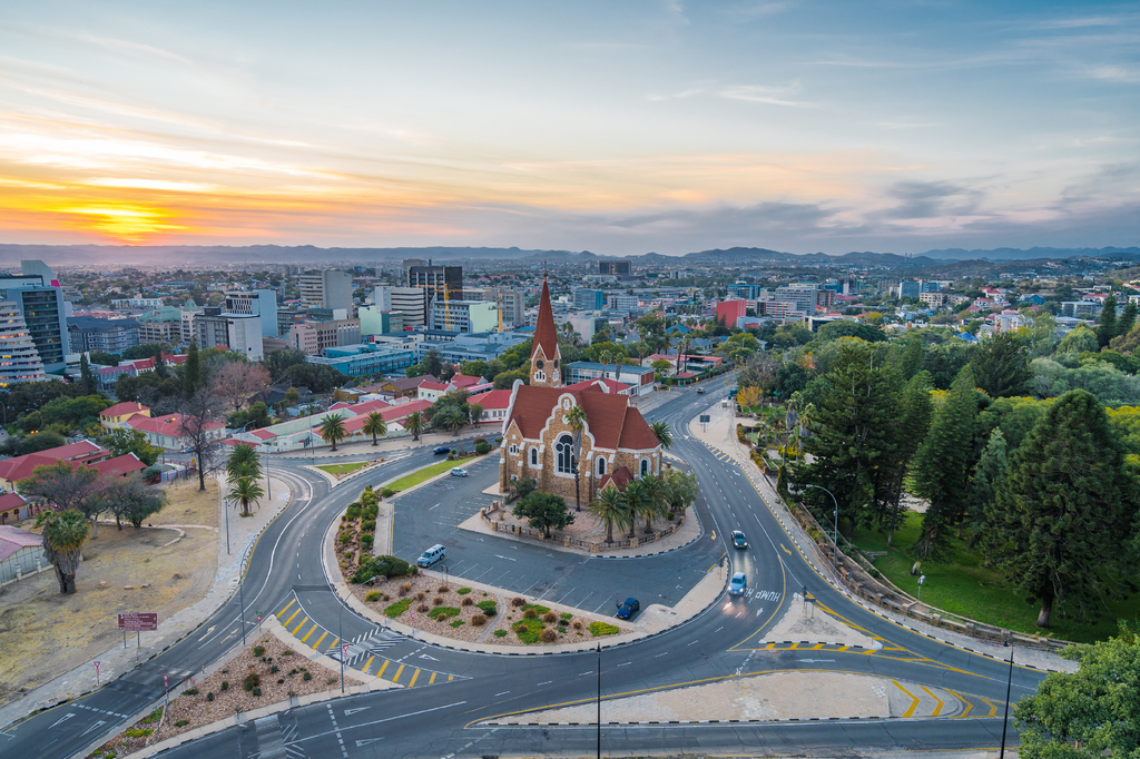 Lais Puzzle - Luftaufnahme des historischen Wahrzeichens, der Christuskirche, bei Sonnenuntergang in Windhoek, der Hauptstadt und größten Stadt Namibias - 2.000 Teile p-306684