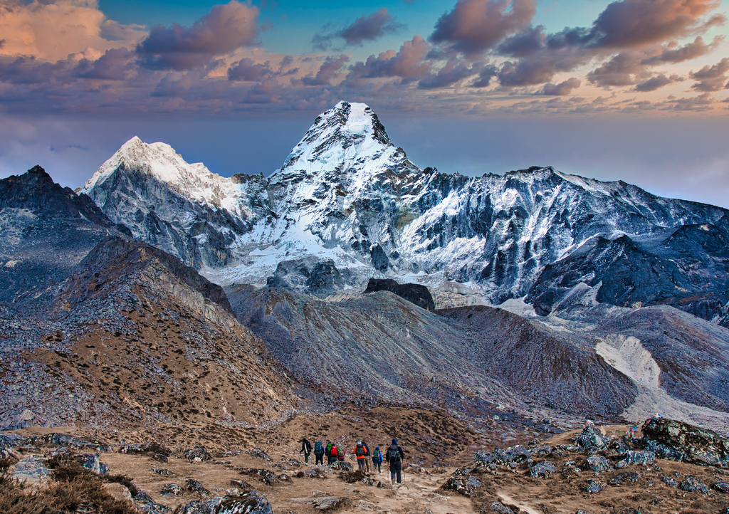Lais Puzzle - Ehrfurcht gebietender Gipfel der Ama Dablam - Trekker im Vordergrund, Himalaya, Nepal - 1.000 Teile p-307007