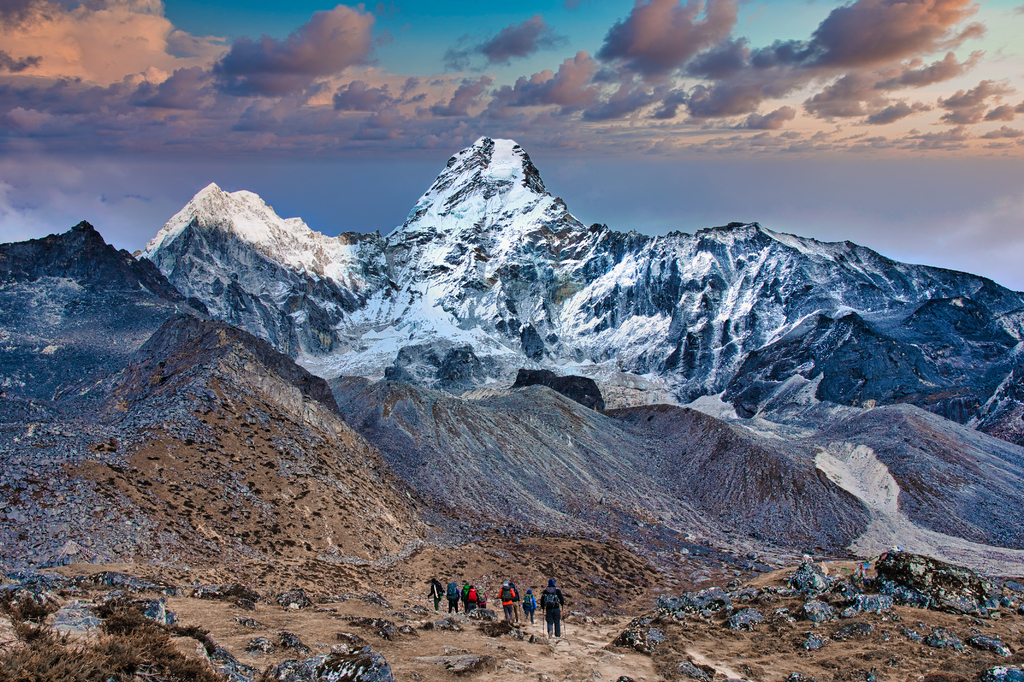 Lais Puzzle - Ehrfurcht gebietender Gipfel der Ama Dablam - Trekker im Vordergrund, Himalaya, Nepal - 2.000 Teile p-307008