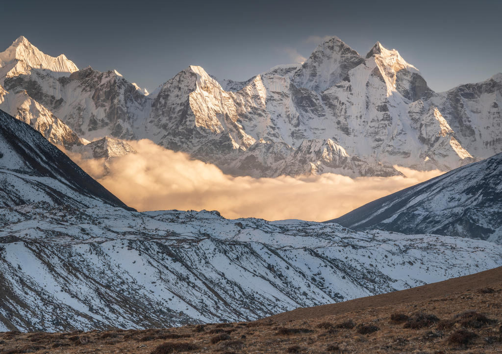 Lais Puzzle - Lichtwolken zwischen Schneegipfeln im Khumbu-Tal in Nepal - 1.000 Teile p-307019