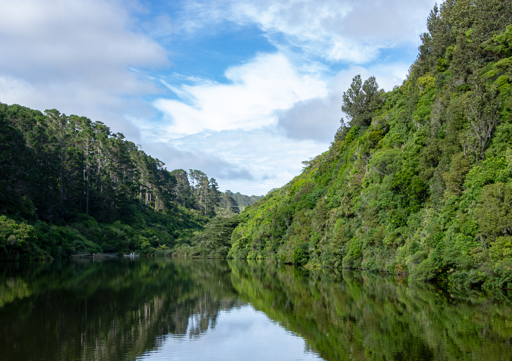 Lais Puzzle - Karori-Stausee mit spiegelnder Reflexion der neuseeländischen Berge - 1.000 Teile p-307241