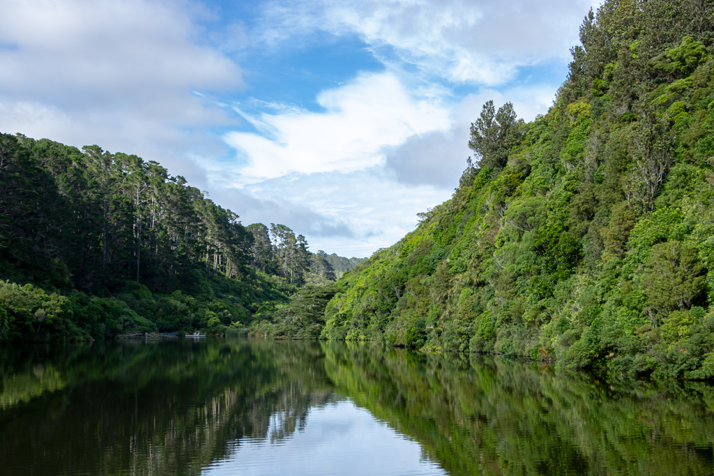 Lais Puzzle - Karori-Stausee mit spiegelnder Reflexion der neuseeländischen Berge - 2.000 Teile p-307242