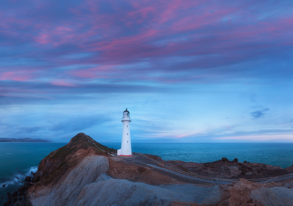 Lais Puzzle - Der Castle Point-Leuchtturm in der Nähe des Dorfes Castlepoint in der Region Wellington auf der Nordinsel Neuseelands ist der höchste Leuchtturm der Nordinsel. Schöner Landschaftshintergrund - 1.000 Teile p-307265