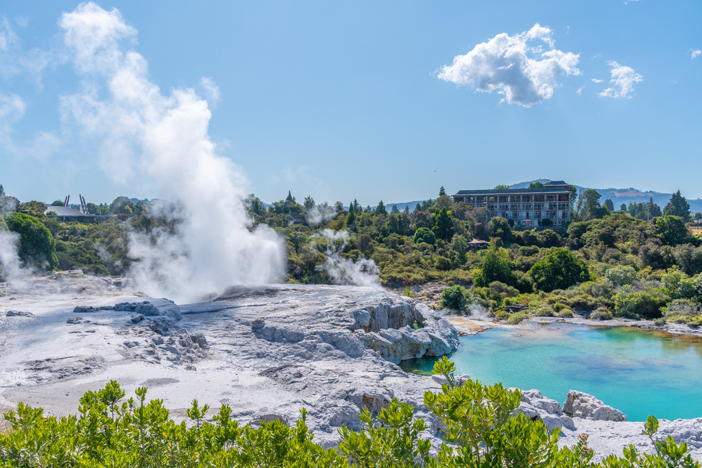 Lais Puzzle - Pohutu-Geysir im Dorf Te puia bei Rotorua, Neuseeland - 2.000 Teile p-307434