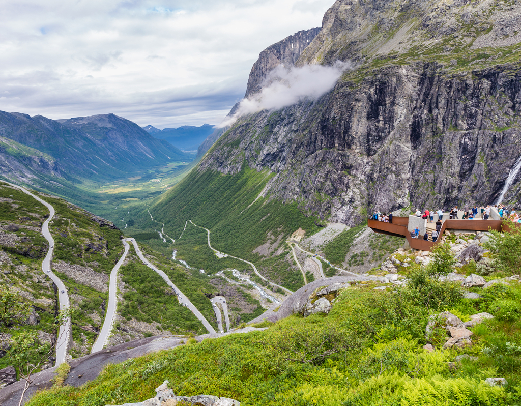 Lais Puzzle - Aussichtspunkt und Pass am Trollstigen entlang der nationalen Panoramastraße Geiranger Trollstigen More og Romsdal in Norwegen - 40, 100, 200, 500, 1.000 & 2.000 Teile p-308575