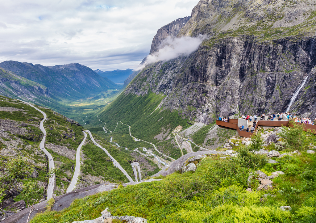 Lais Puzzle - Aussichtspunkt und Pass am Trollstigen entlang der nationalen Panoramastraße Geiranger Trollstigen More og Romsdal in Norwegen - 1.000 Teile p-308579