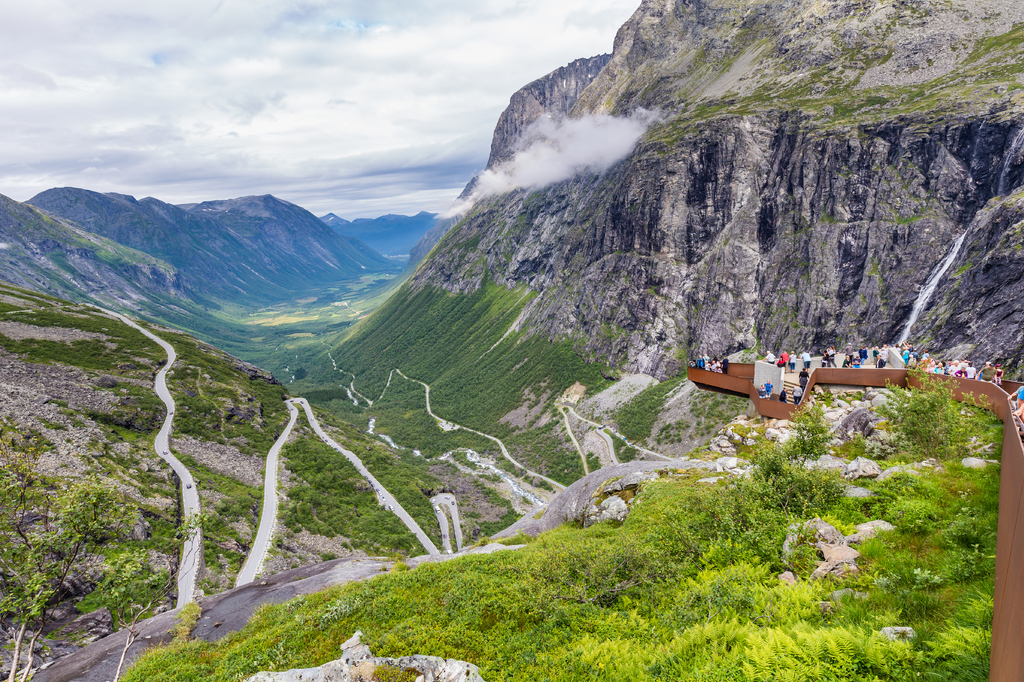 Lais Puzzle - Aussichtspunkt und Pass am Trollstigen entlang der nationalen Panoramastraße Geiranger Trollstigen More og Romsdal in Norwegen - 2.000 Teile p-308580