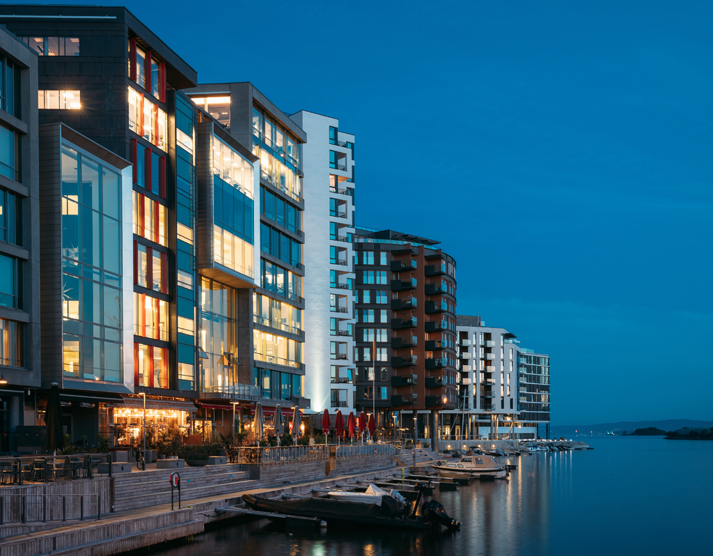 Lais Puzzle - Oslo, Norwegen. Nachtansicht Böschung und Wohn mehrstöckigen Häusern in Aker Brygge Bezirk - 40, 100, 200, 500, 1.000 & 2.000 Teile p-308695